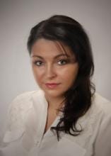 Na zdjęciu dr hab. Renata Tomaszewska-Lipiec, prof. UKW, w jasnej bluzce na szarym tle.