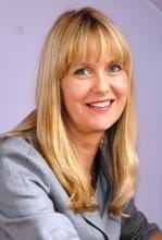 Kobieta z długimi blond włosami w szarym żakiecie, dr Małgorzata Czerwiec, pedagog i autorka rozprawy o zaufaniu w szkole.