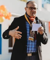 Na zdjęciu dr hab. Piotr Zamojski, prof. Akademii Marynarki Wojennej, przemawia z mikrofonem.