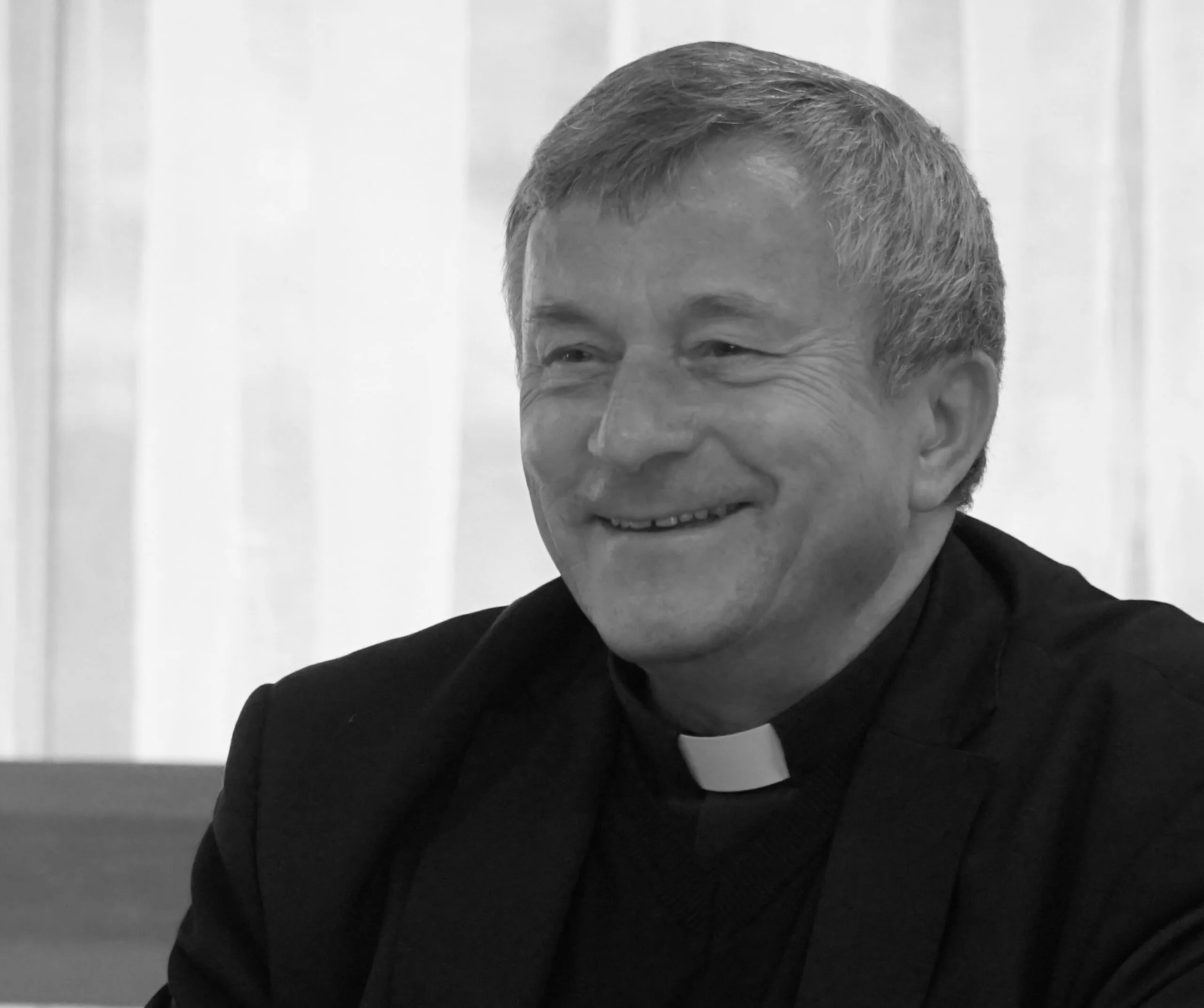 Ksiądz Profesor Marian Nowak w stroju duchownym, podczas uroczystego pożegnania w środowisku Polskiego Towarzystwa Pedagogicznego.